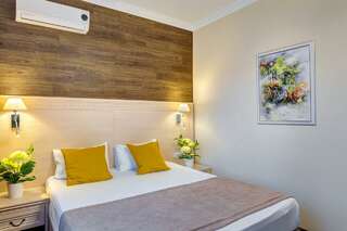 Гостиница Астель Вилла Геленджик Номер улучшенный с 1 двуспальной кроватью и балконом-10