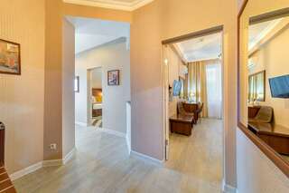 Гостиница Астель Вилла Геленджик Номер люкс с 2 балконами и видом на бассейн-14