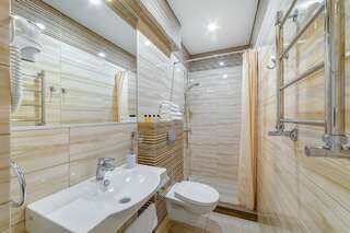 Гостиница Астель Вилла Геленджик Номер стандарт с 1 двуспальной кроватью и балконом-4