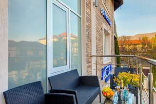 Гостиница Астель Вилла Геленджик Номер люкс с 2 балконами и видом на бассейн-2