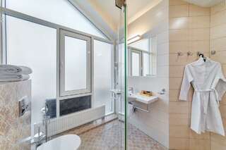 Гостиница Астель Вилла Геленджик Номер люкс с 2 балконами и видом на бассейн-6