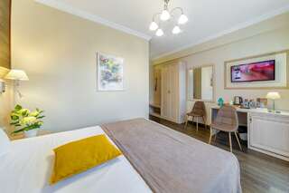 Гостиница Астель Вилла Геленджик Номер улучшенный с 1 двуспальной кроватью и балконом-11