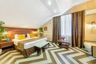 Гостиница Астель Вилла Геленджик Номер люкс с 2 балконами и видом на бассейн-1