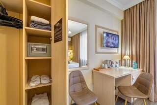 Гостиница Астель Вилла Геленджик Номер улучшенный с 1 двуспальной кроватью и балконом-7