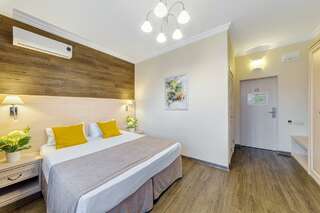 Гостиница Астель Вилла Геленджик Номер улучшенный с 1 двуспальной кроватью и балконом-8