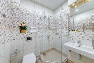 Гостиница Астель Вилла Геленджик Номер студия с 1 двуспальной кроватью и диваном-3