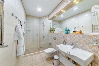 Гостиница Астель Вилла Геленджик Номер полулюкс с 1 двуспальной кроватью и террасой-8