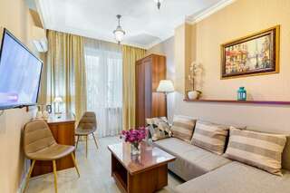 Гостиница Астель Вилла Геленджик Номер люкс с 2 балконами и видом на бассейн-12