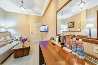 Гостиница Астель Вилла Геленджик Номер люкс с 2 балконами и видом на бассейн-11