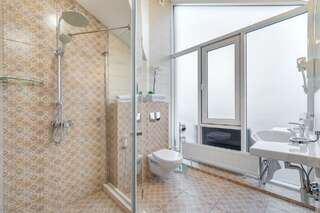 Гостиница Астель Вилла Геленджик Номер люкс с 2 балконами и видом на бассейн-8