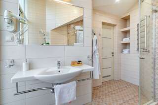 Гостиница Астель Вилла Геленджик Номер люкс с 2 балконами и видом на бассейн-7