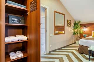 Гостиница Астель Вилла Геленджик Номер люкс с 2 балконами и видом на бассейн-16