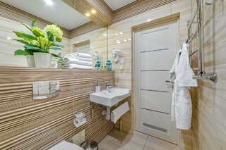 Гостиница Астель Вилла Геленджик Номер улучшенный с 1 двуспальной кроватью и балконом-5